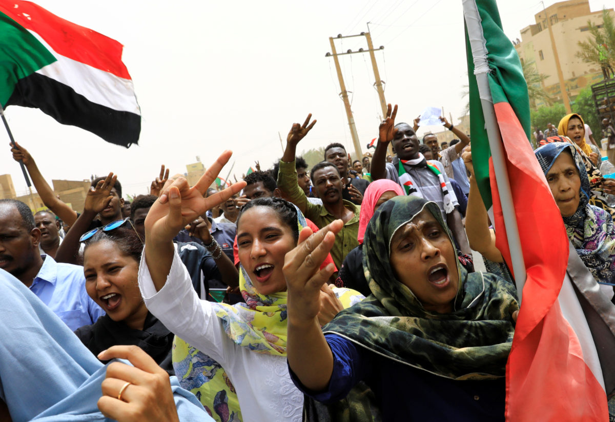 متظاهرون يهتفون في مسيرة للمطالبة بتسليم السلطة للمدنيين خلال مظاهرة في الخرطوم 30 يونيو 2019. صورة ل(رويترز)