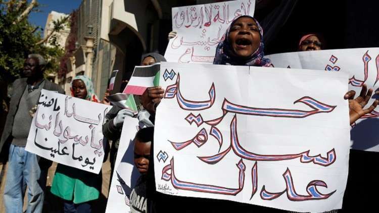تظاهرات لسودانيين أمام السفارة السودانية المغلقة في صنعاء ، اليمن ، في 13 يناير 2019. (رويترز )