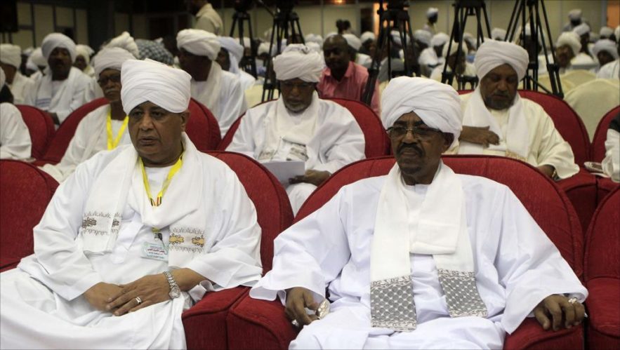 الرئيس السوداني المخلوع عمر البشير ووزير خارجيته المقال إبراهيم غندور في مؤتمر للحزب بالخرطوم . صورة ل(الجزيرة)