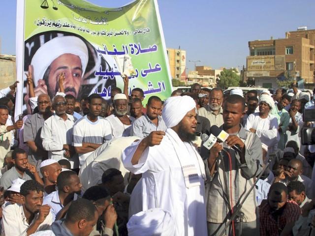رجل الدين المثير للجدل عبدالحميد يوسف يتحدث بعد "صلاة الوقوف" الجماعية التي نظمتها الجماعات الإسلامية لتكريم زعيم تنظيم القاعدة أسامة بن لادن ، الذي قُتل بالرصاص في باكستان ، في الخرطوم ، 3 مايو / 2011 . (رويترز)
