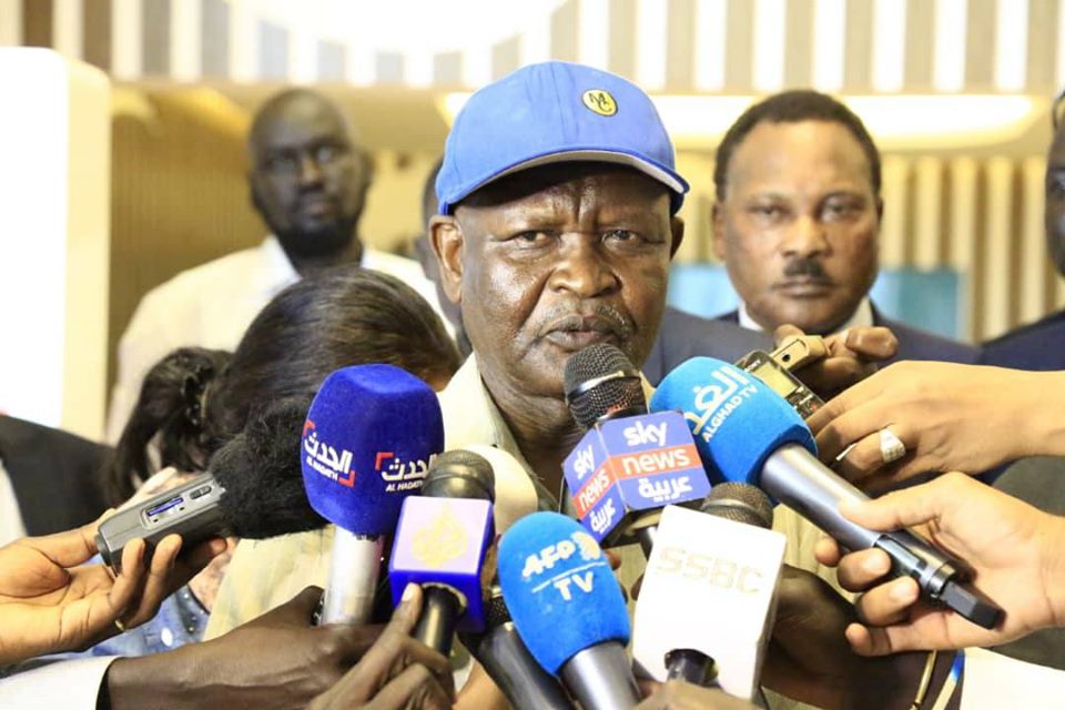 السكرتير العام للحركة الشعبية عمار أمون يتحدث في مؤتمر صحفي عقب جلسة مفاوضات مع وفد الحكومة الانتقالية في السودان . جوبا
