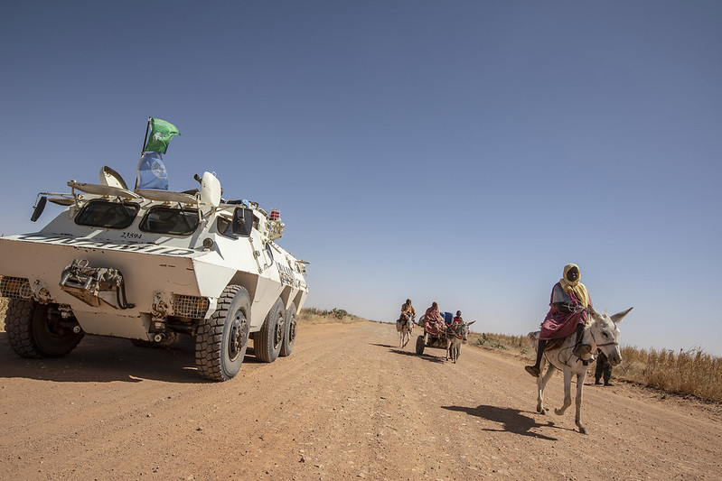 حاملة أفراد مدرعة تابعة لليوناميد خلال دورية روتينية بالقرب من منطقة تابت ، شمال دارفور في 25 نوفمبر 2018. صورة ل(يوناميد)
