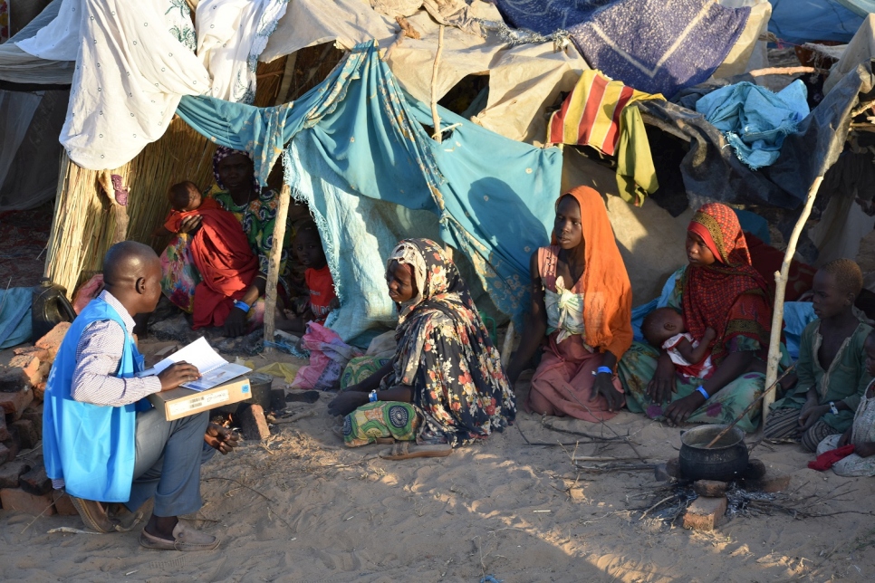 موظفو المفوضية يتحدثون إلى اللاجئين السودانيين الذين وصلوا حديثاً إلى أدري، تشاد. صورة ل (المفوضية)