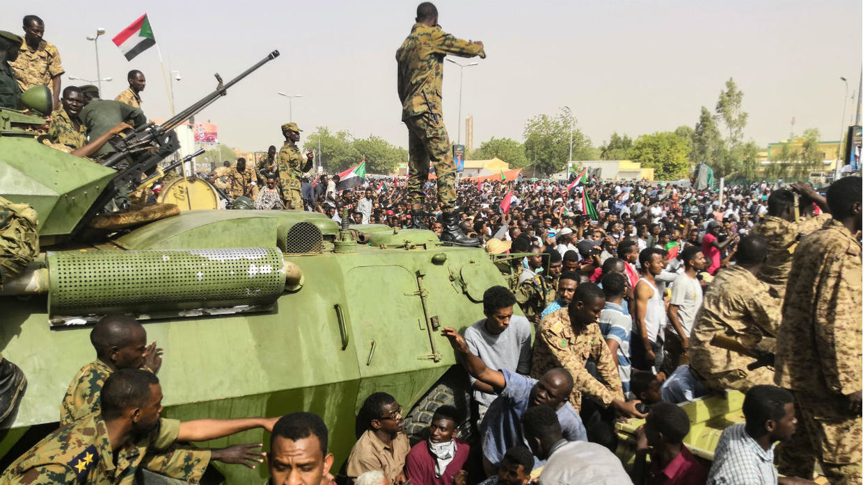 متظاهرون سودانيون أمام القيادة العامة للجيش بالخرطوم . 11 ابريل 2019 (أ ف ب)