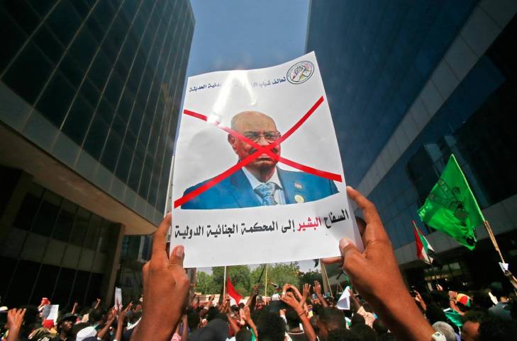 في سبتمبر 2019 ، رفع متظاهر سوداني لافتة تطالب "بإرسال السفاح البشير إلى المحكمة الجنائية الدولية". (وكالة الصحافة الفرنسية)