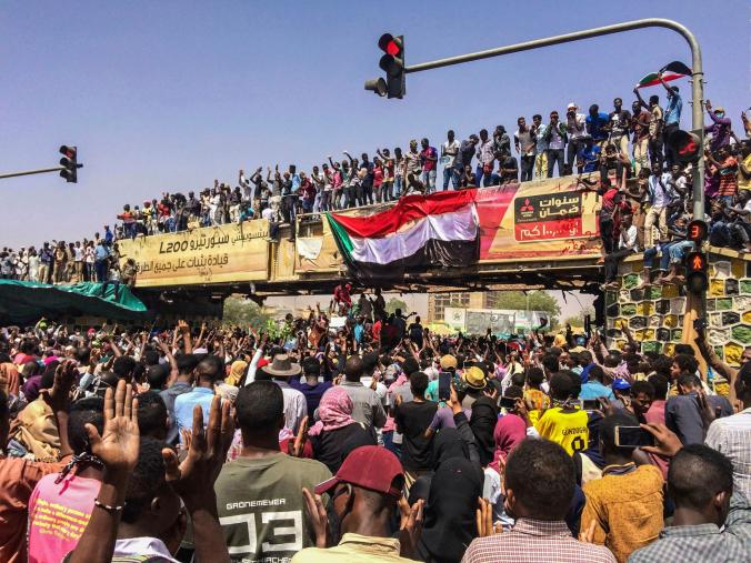 متظاهرون قرب مقر القيادة العامة للجيش، الثلاثاء 9 أبريل 2019، الخرطوم، السودان. (أسوشيتد برس)