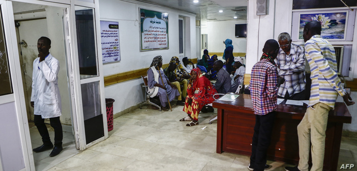مرضي سودانيين ينتظرون في مركز صحي بالخرطوم . صورة (فرانس برس)