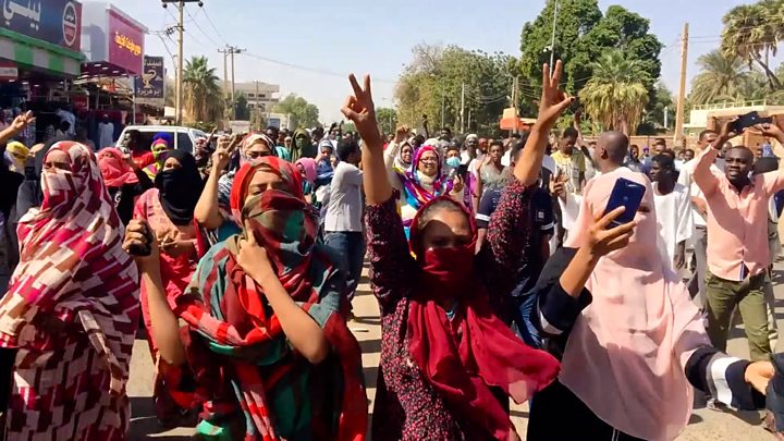 احتجاجات في العاصمة السودانية الخرطوم (بي بي سي)