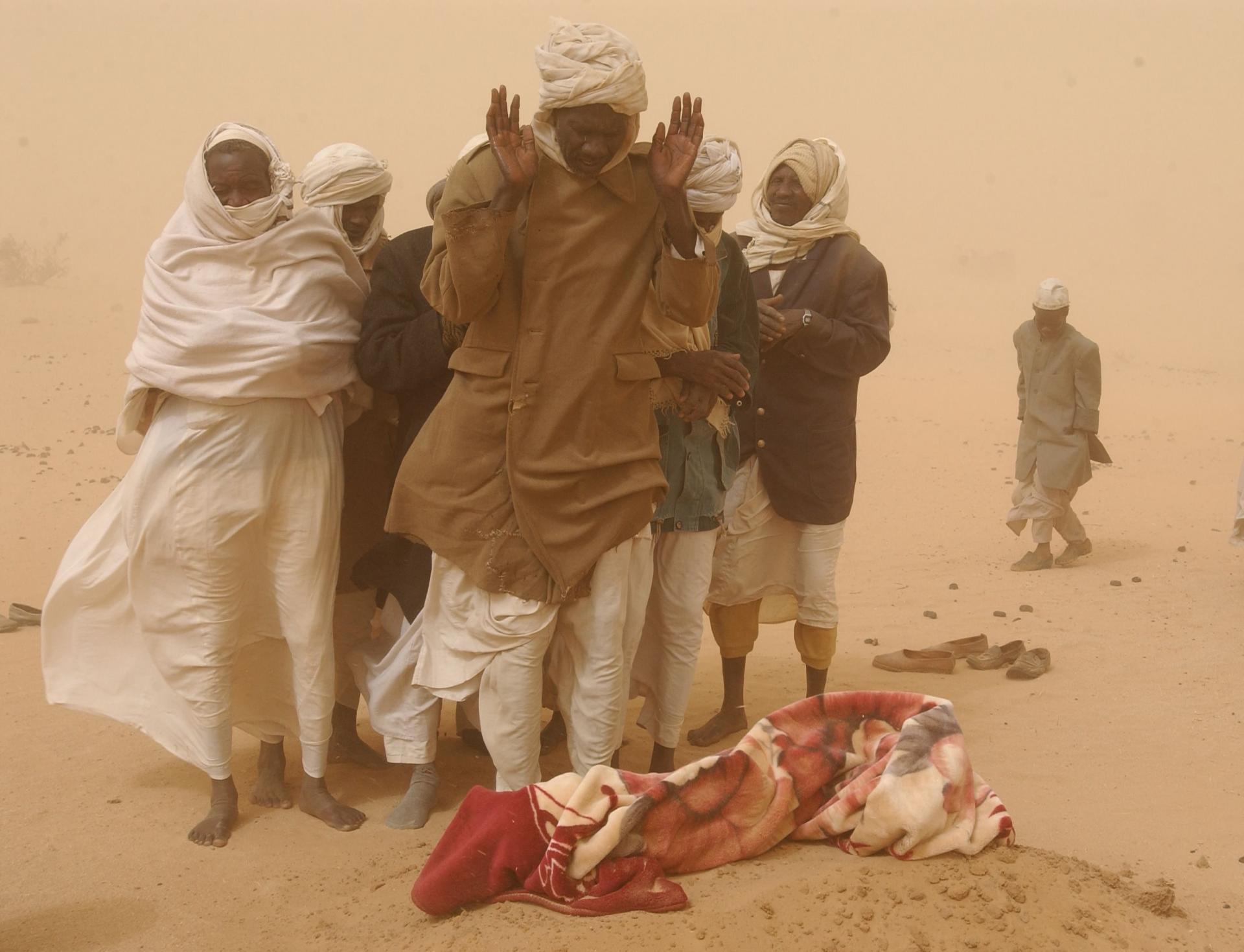 فرار لاجئ دارفور إلي تشاد بداية الحرب في الإقليم ، الصورة بالقرب من مدينة الطينة علي الحدود السودانية التشادية .
