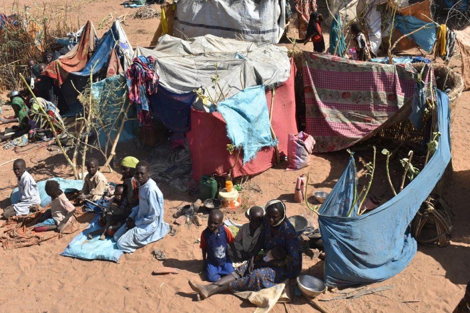لاجئون سودانيون فروا من العنف القبلي في غرب دارفور يجلسون بجوار مآوٍ مؤقتة في قرية ماماتا في تشاد، 19 يناير 2020. (أوشا)