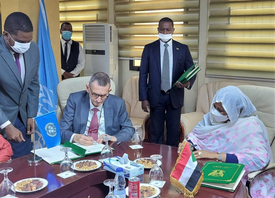 وزيرة الخارجية السودانية مريم المهدي و رئيس بعثة الأمم المتحدة المتكاملة لدعم المرحلة الانتقالية في السودان (يونيتامس)، فولكر بيرتس يوقعان اتفاقية معنية بوضع البعثة في السودان
