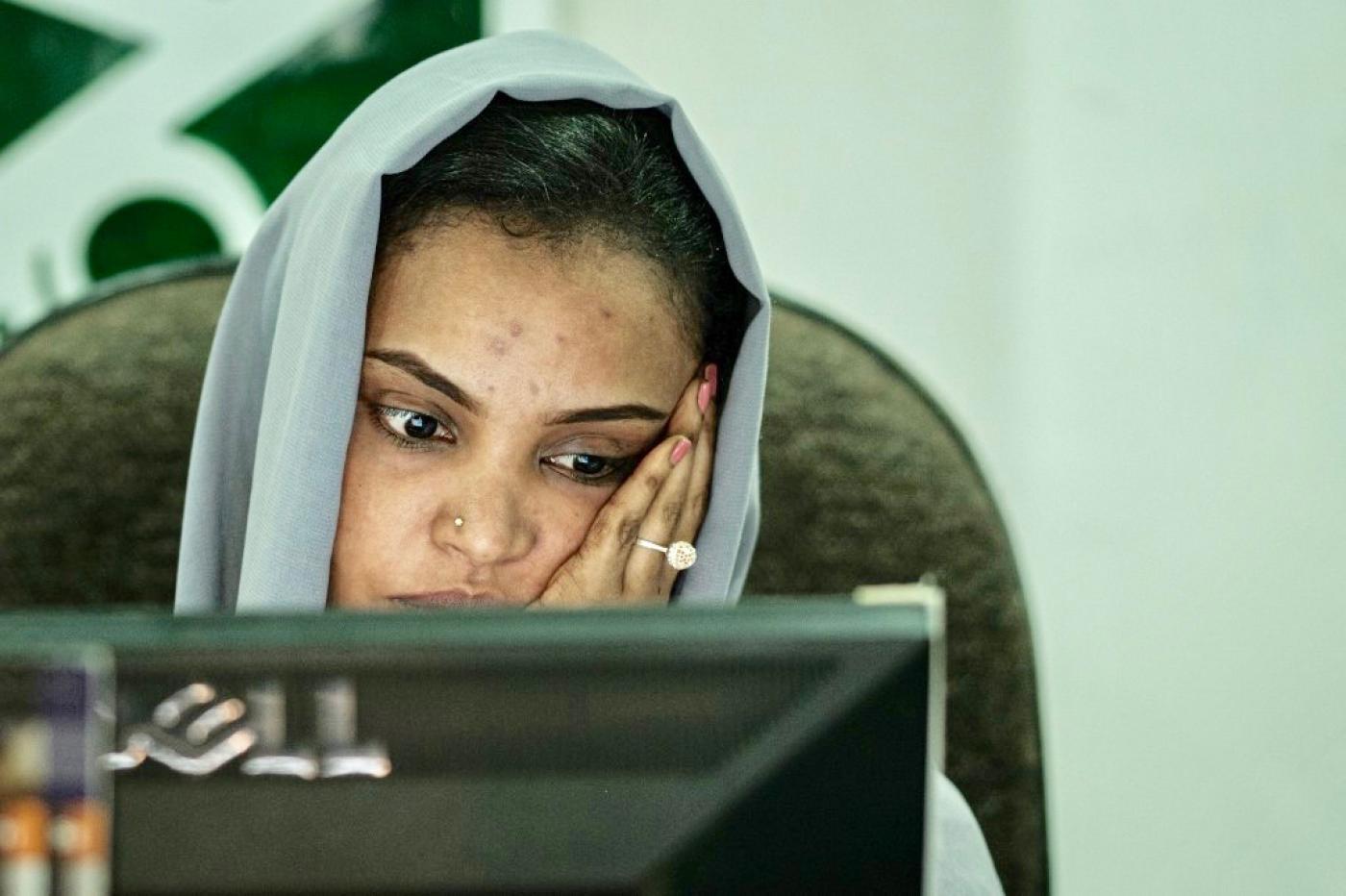 امرأة تعمل في وكالة سفر بعد قطع الإنترنت في السودان يونيو 2019 . صورة ل(أ ف ب)